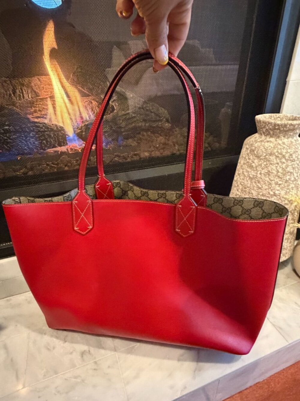 ✨ Gucci GG Supreme Reversible Tote – Red Interior ✨ - Picture 2 of 9